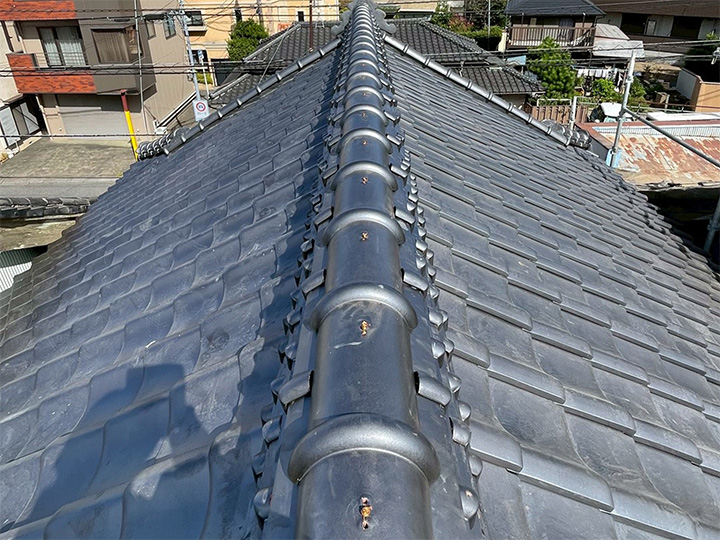 台風でズレていた棟瓦も葺き替え工事できれいに揃った美しい屋根に